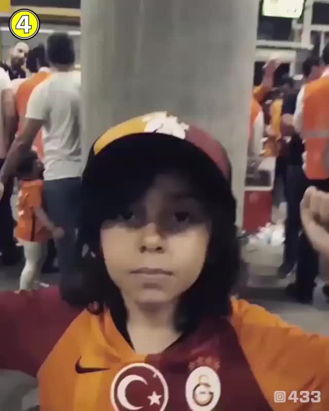 可爱！加拉塔萨雷小球迷走进球场时的反应