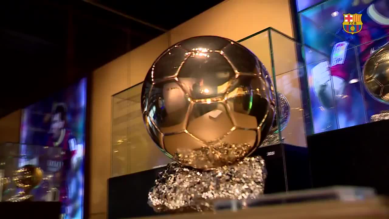 金光闪闪！梅西第6座金球正式入驻巴萨博物馆