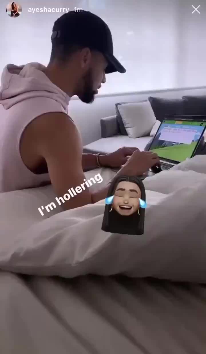 不愧是小学生 库里在家电脑前吃力学打字