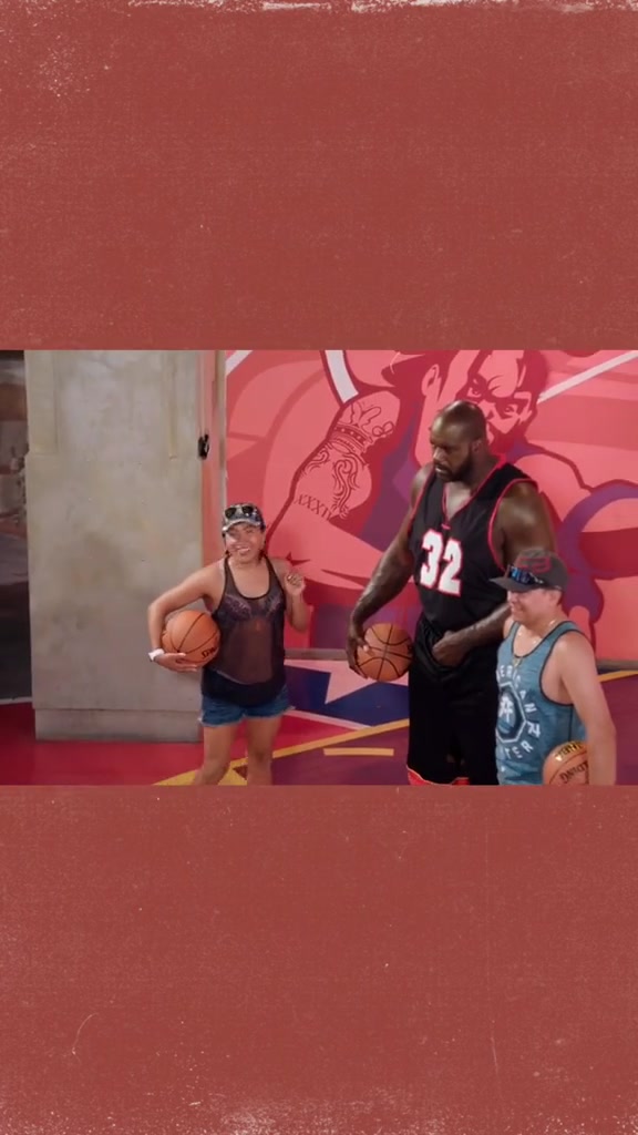 是皮皮鲨本鲨 奥尼尔装蜡像戏弄游客