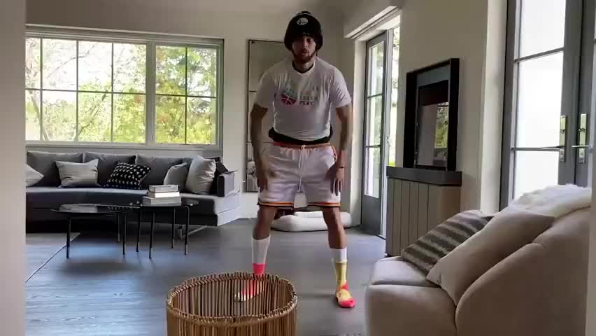 库里挑战45秒脱衣服 投10件进衣桶 然而好像不太乐观