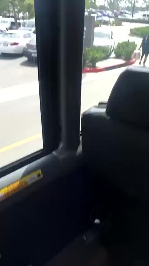 球迷拍到科比在退役第2年 拎着一袋篮球在路上走