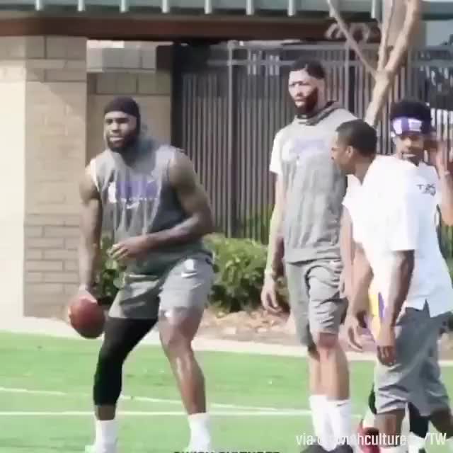 詹姆斯和格林打橄榄球 跨领域依然专业