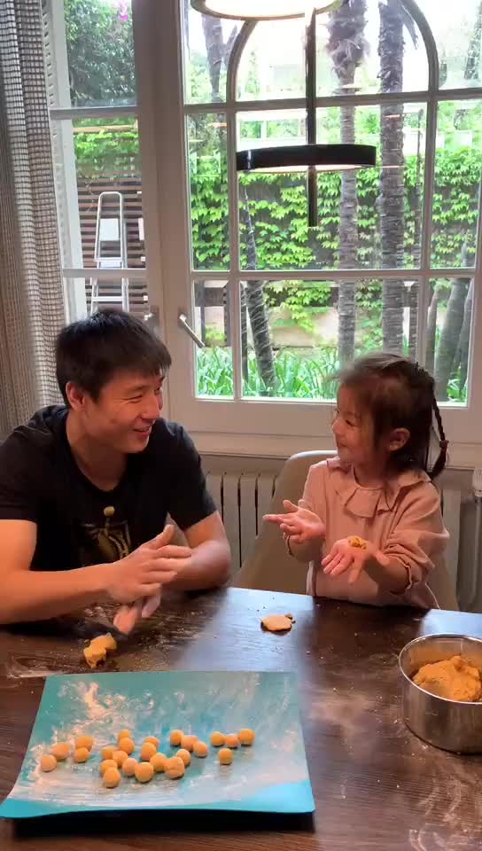 好萌！武磊与女儿动手操作料理