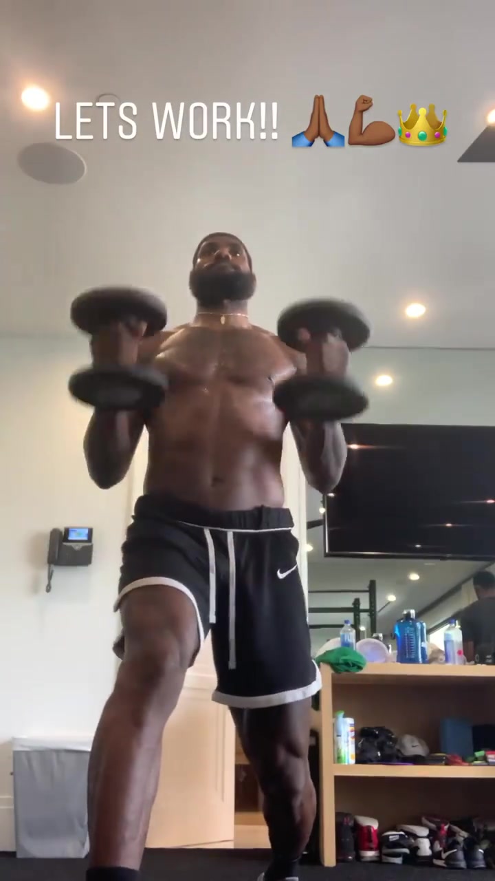 再有天赋成功也离不开汗水 詹姆斯健身房杠铃训练视频