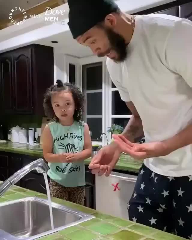 麦基在家教女儿正确洗手 还要放点音乐摇摆助兴