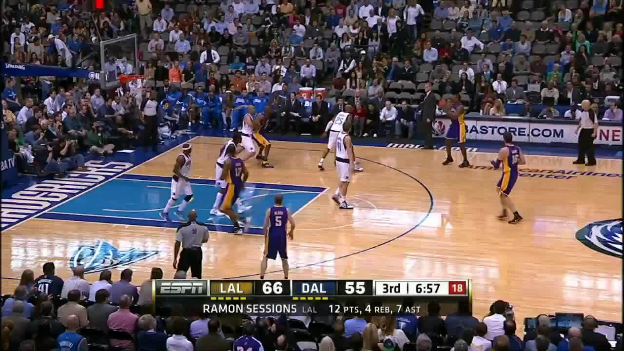 科比越过基德的防守 一个漂亮的拉杆上篮