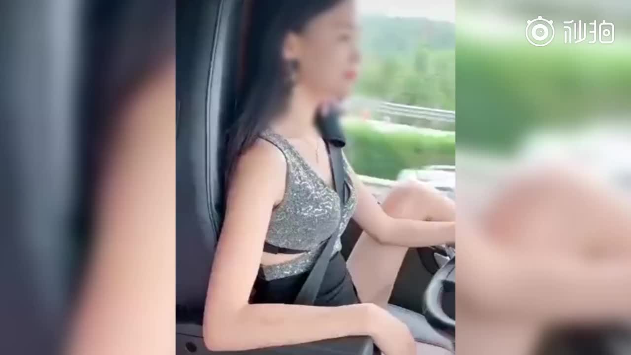 为了想涨粉!女子衣着暴露单手驾脚开大卡车