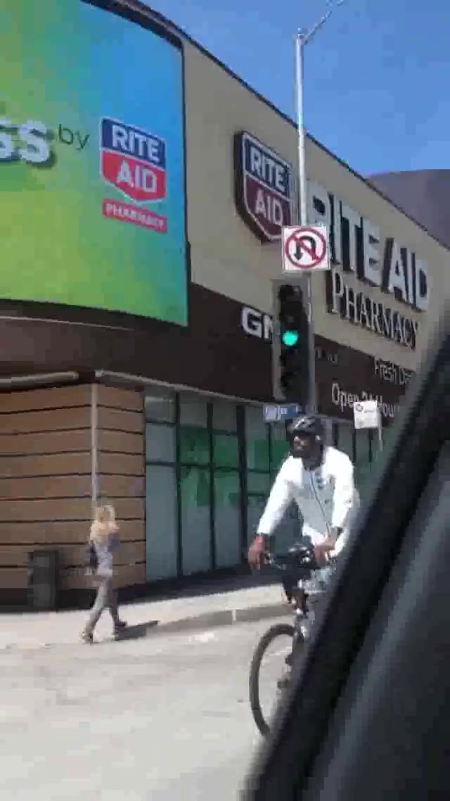 网友拍到詹姆斯浓眉JR在洛杉矶街头骑车