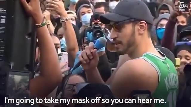 坎特参与波士顿游行带头演讲 从历史看我们处于正义的一方