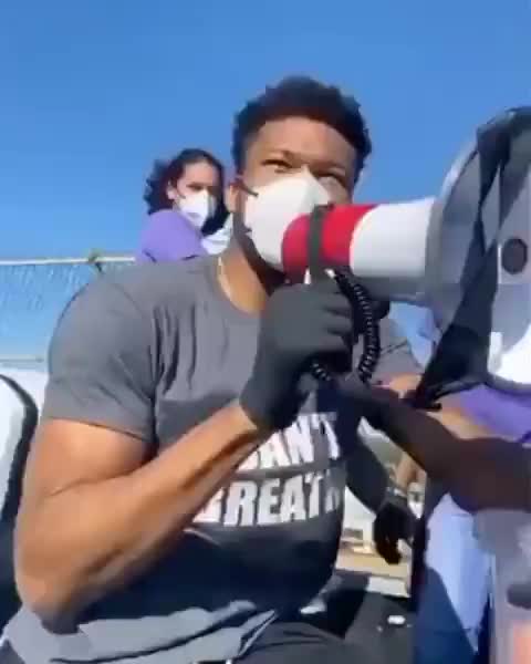 字母哥也参与了抗议游行  我们需要得到改变需要拥护正义