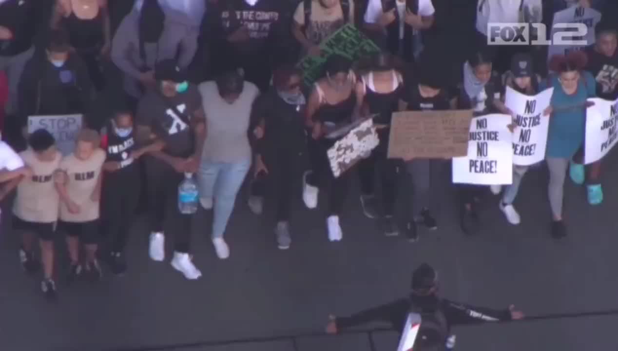 这场抗议越演越烈 NBA很多球星已经参与了这场为黑人发声的斗争