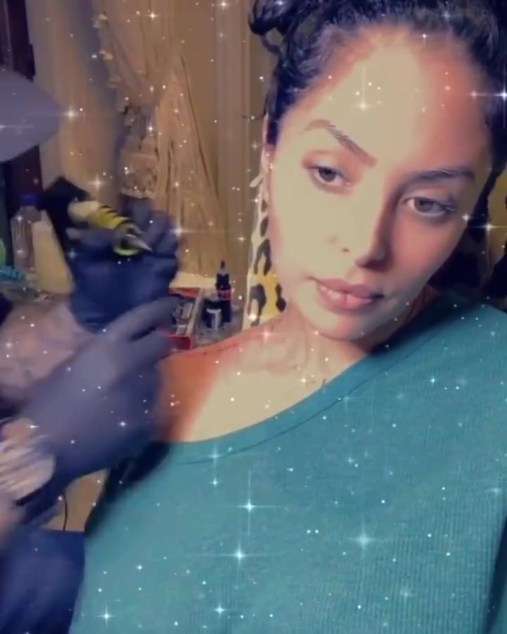 瓦妮莎把科比的情话纹在肩上 这样他就不会离开了