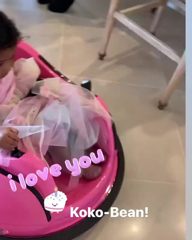 Koko已经一岁了 瓦嫂社媒上传Koko坐在电动车椅视频