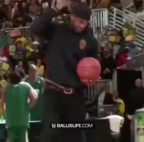 詹姆斯这动作太滑稽了 难怪他不参加扣篮大赛