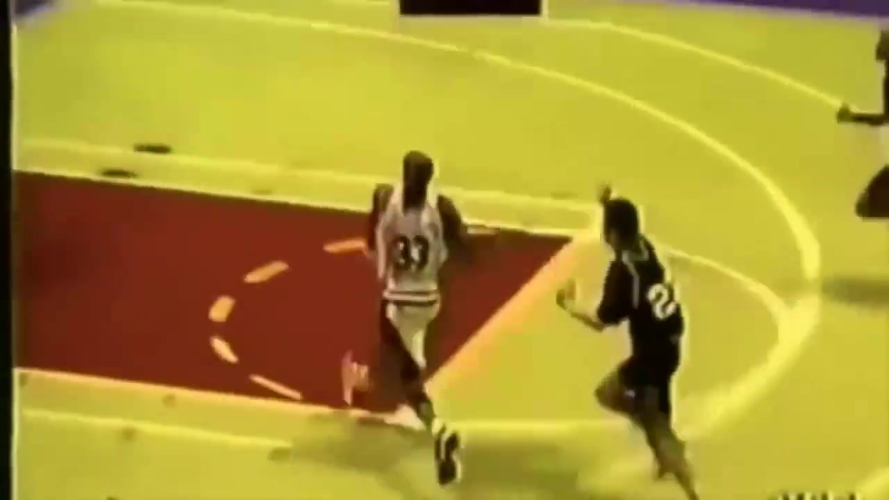 和同龄人根本不在一个水平 欣赏高中时期科比精彩十佳球