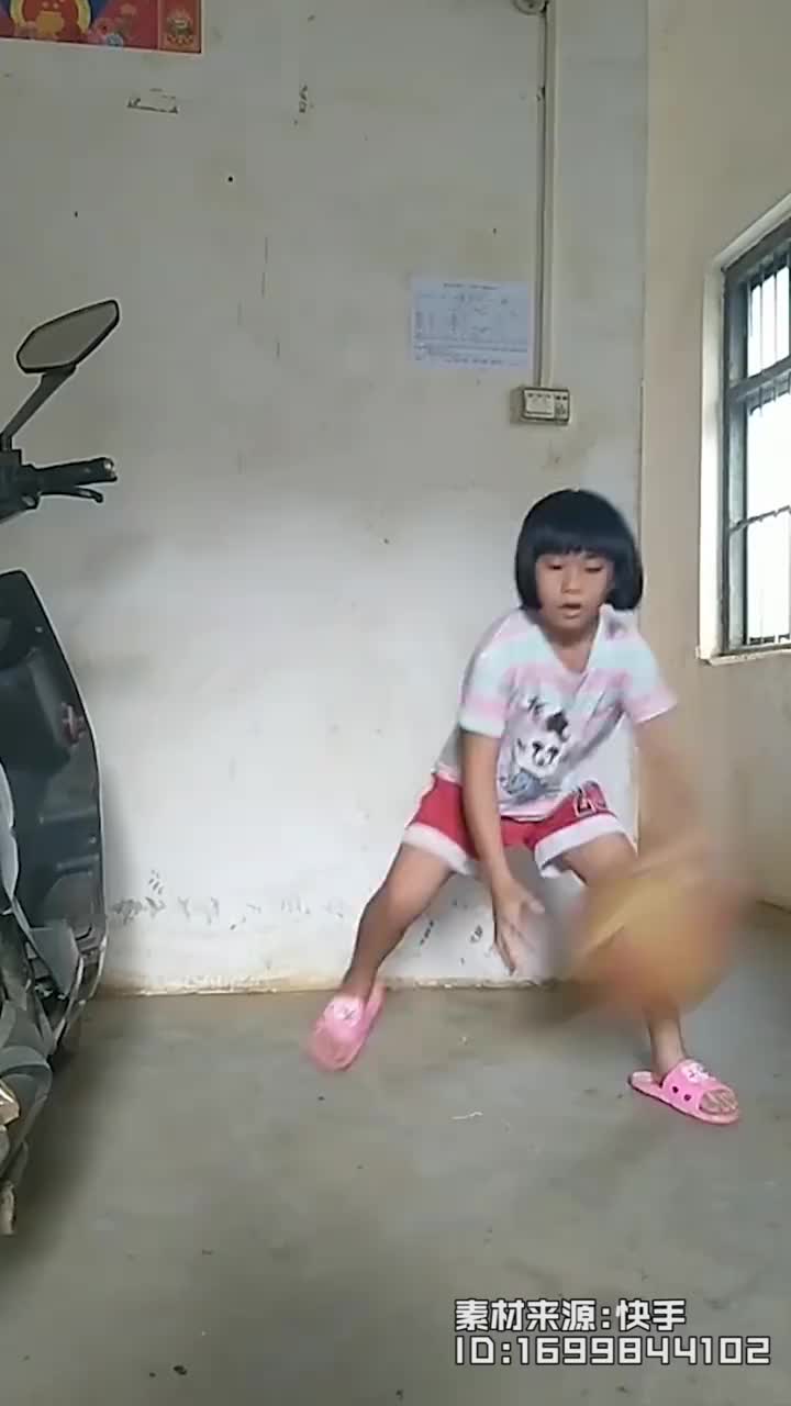 广东湛江10岁小女孩林梦甜爱打篮球