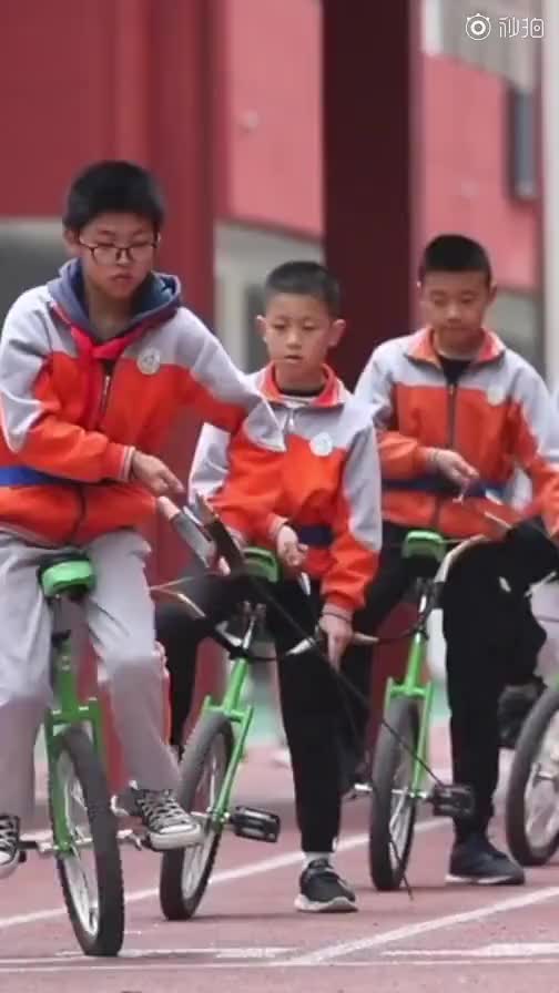 西安小学生骑着独轮车打篮球、射箭、还设有魔术