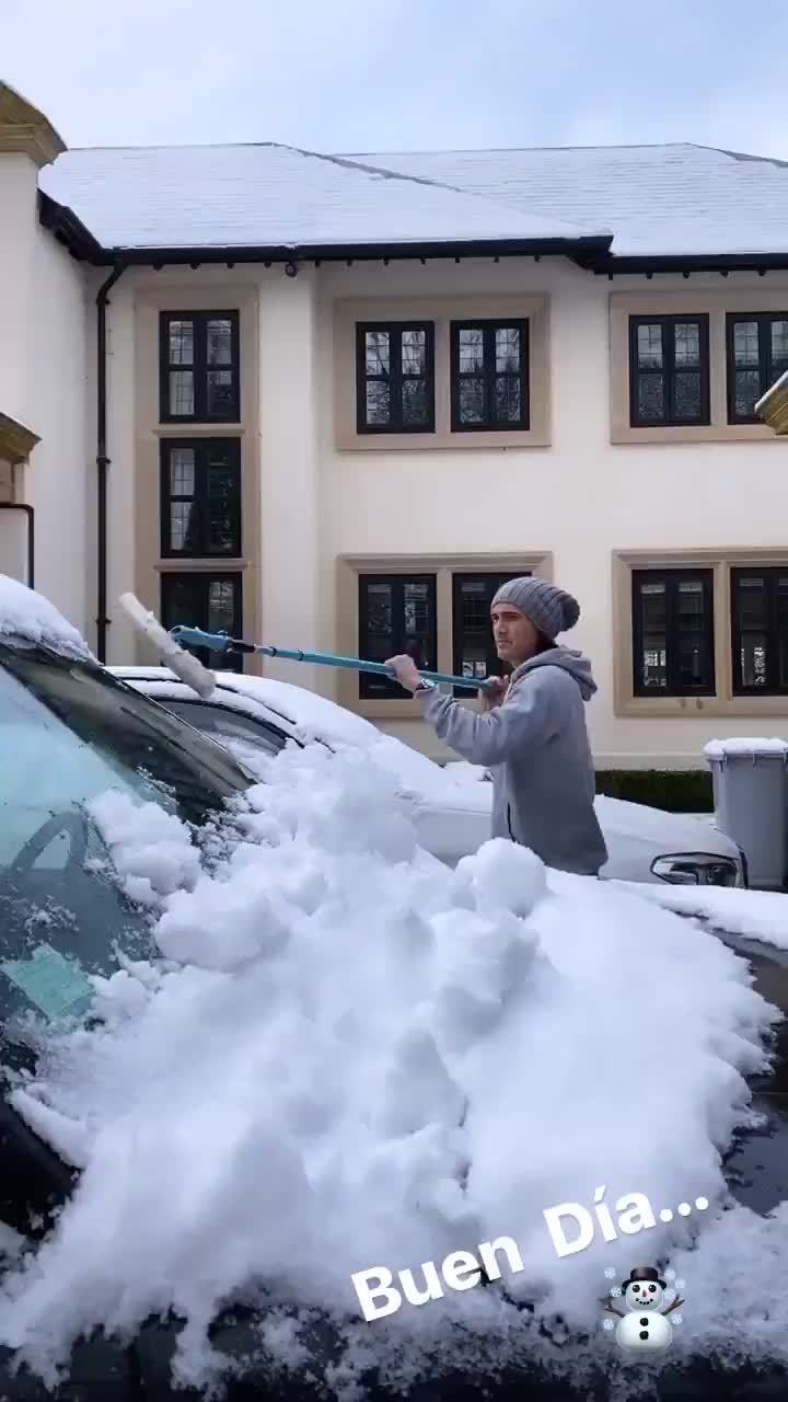 曼彻斯特冷啊！卡瓦尼清扫座驾上的积雪