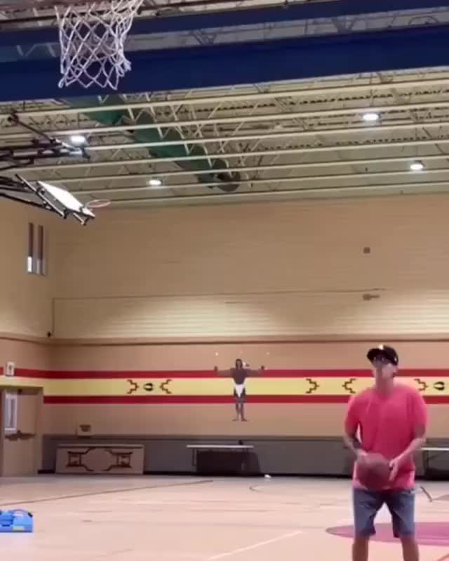 这球厉害啊！360°转身上篮 你学会了吗？
