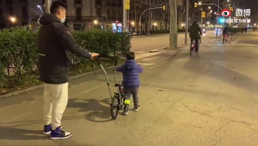 可爱！武磊教会儿子骑自行车