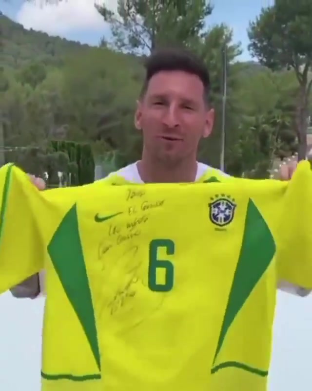 梅西感谢罗伯托·卡洛斯送给他巴西球衣