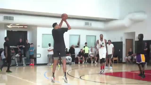 好久不见！罗伯森晒野球视频：里突外投 攻守兼备