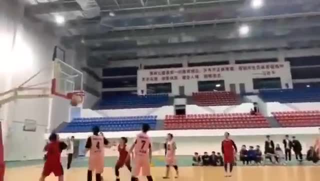 国产吹杨？这哥们比赛投三分他只投半场的 对手也都不防