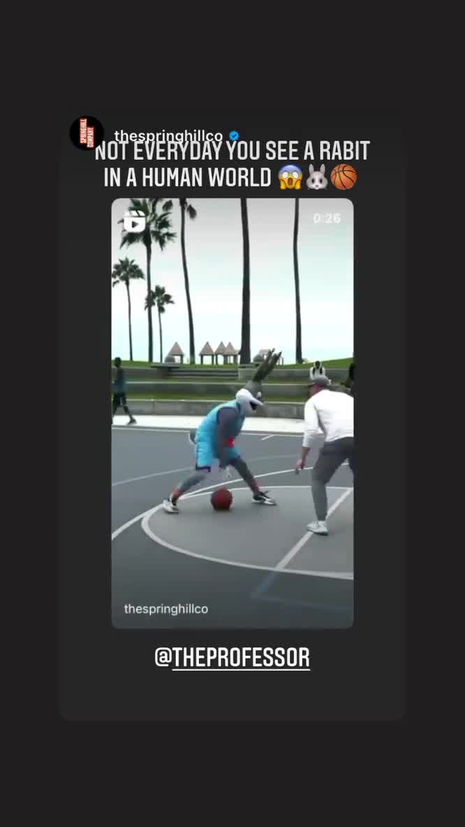老詹转发教授穿兔八哥衣服打球视频