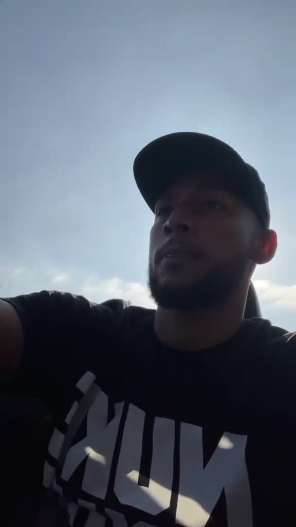 下一站去哪儿？西蒙斯驾车晒自拍