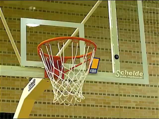 球场扫地僧百发百中惊呆保安 运用理科生的思维打球