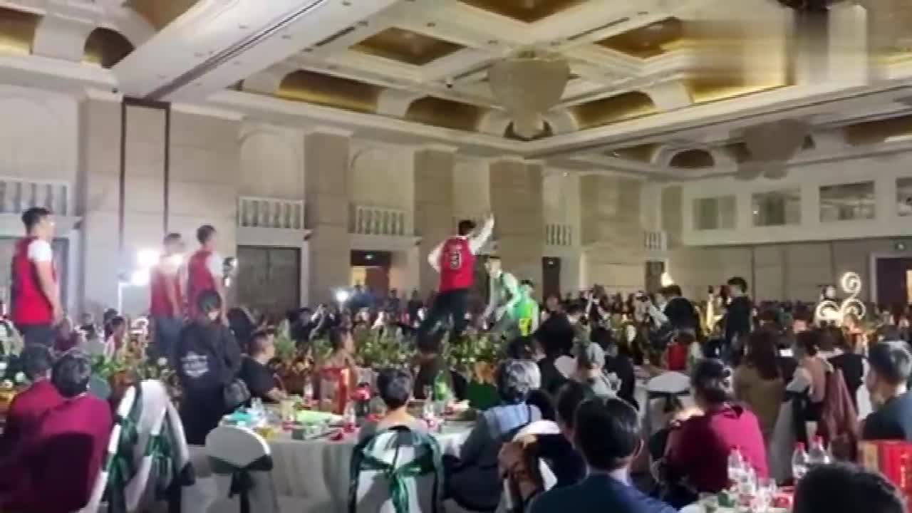 家长们一脸懵圈！沈阳一新郎在婚礼现场耍了一套篮球动作入场