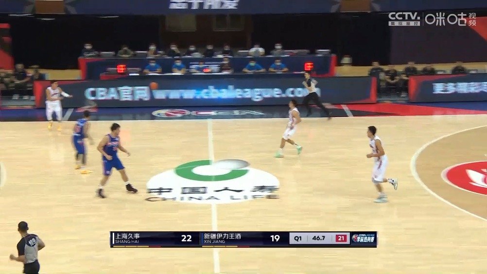 🏀季前赛-王哲林首秀16+9 于德豪14+8+7 齐麟伤退 新疆险胜上海