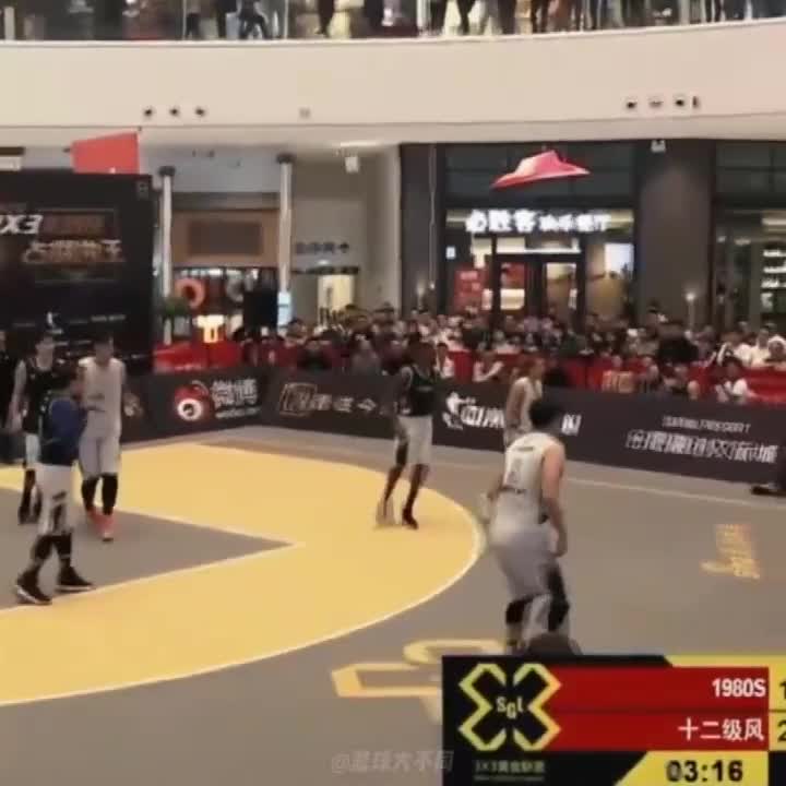 前CBA外援曾遭曹芳队友下黑脚 不爽暴怒怒推对方险冲突