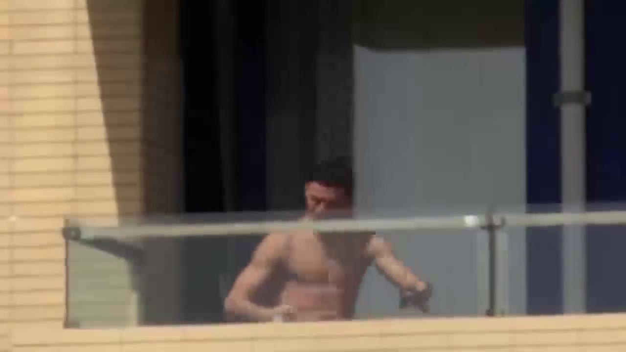 记者拍到C罗在酒店阳台刮腿毛?