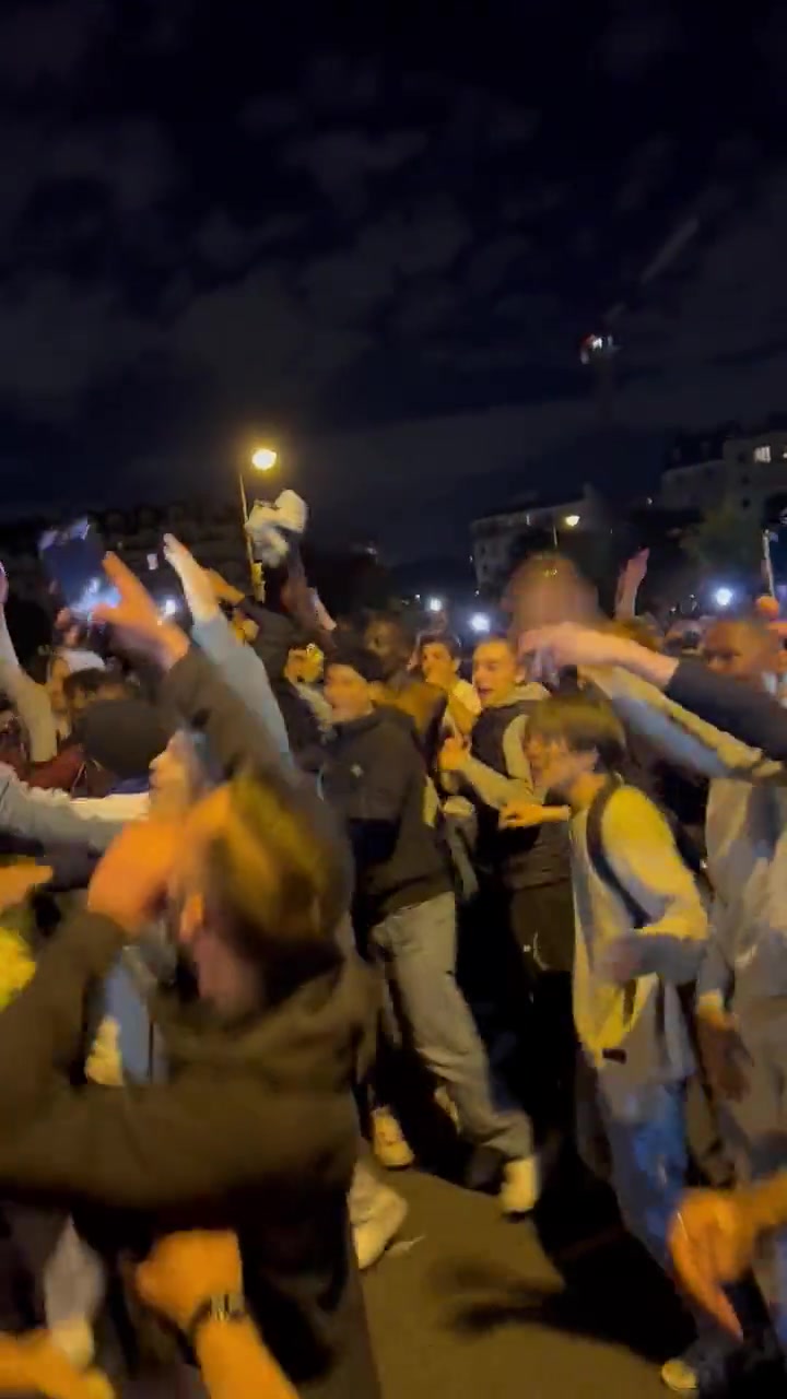 巴黎的法国球迷高喊：“本泽马金球奖！本泽马金球奖！”