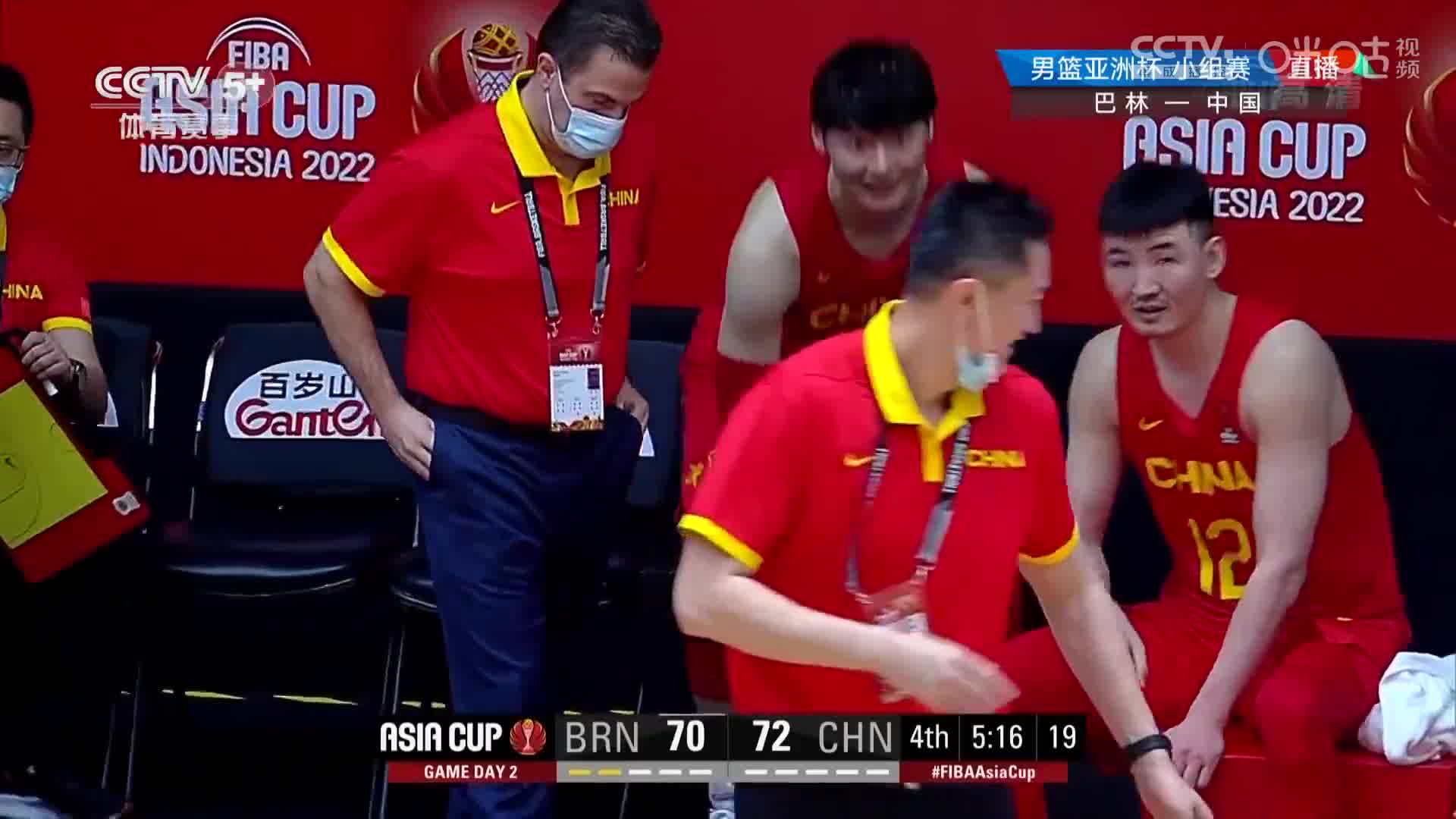 中国男篮末节被对手追平，杜锋在场边气到拍手！