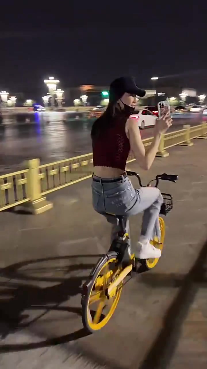 格外惬意！周鹏与妻子小美骑自行车夜游北京