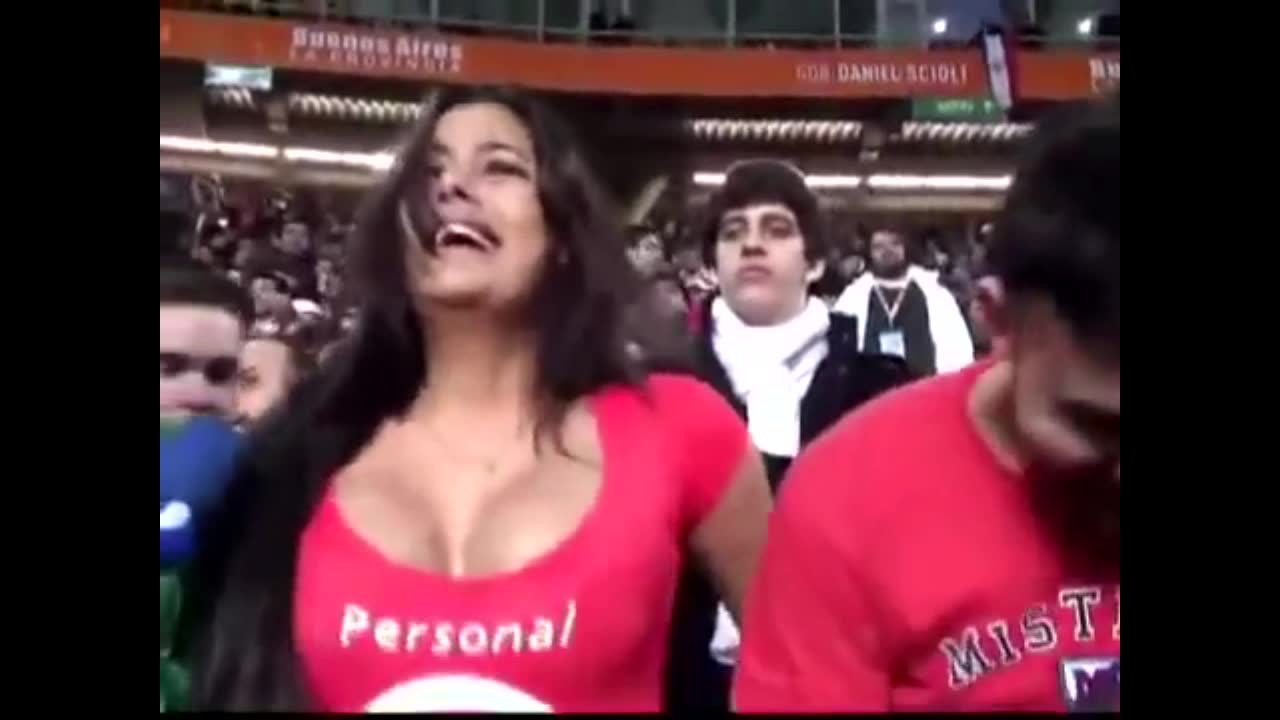 潇洒脱衣！2010世界杯一举成名的巴拉圭乳神