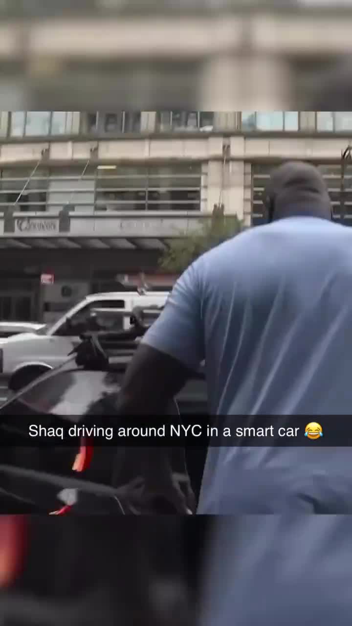 就像在开玩具车大鲨鱼奥尼尔庞大身躯竟能挤进smart驾驶室