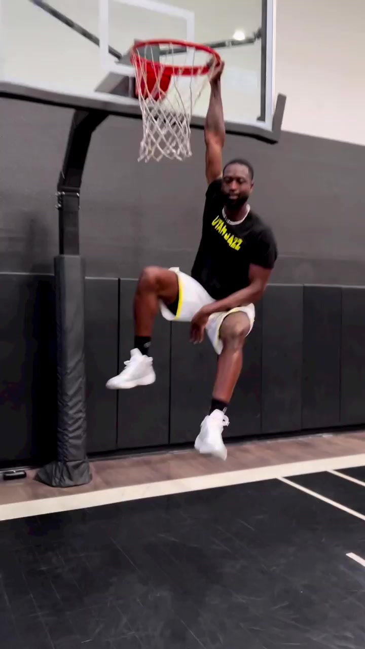 复出搞一年？韦德晒扣篮视频