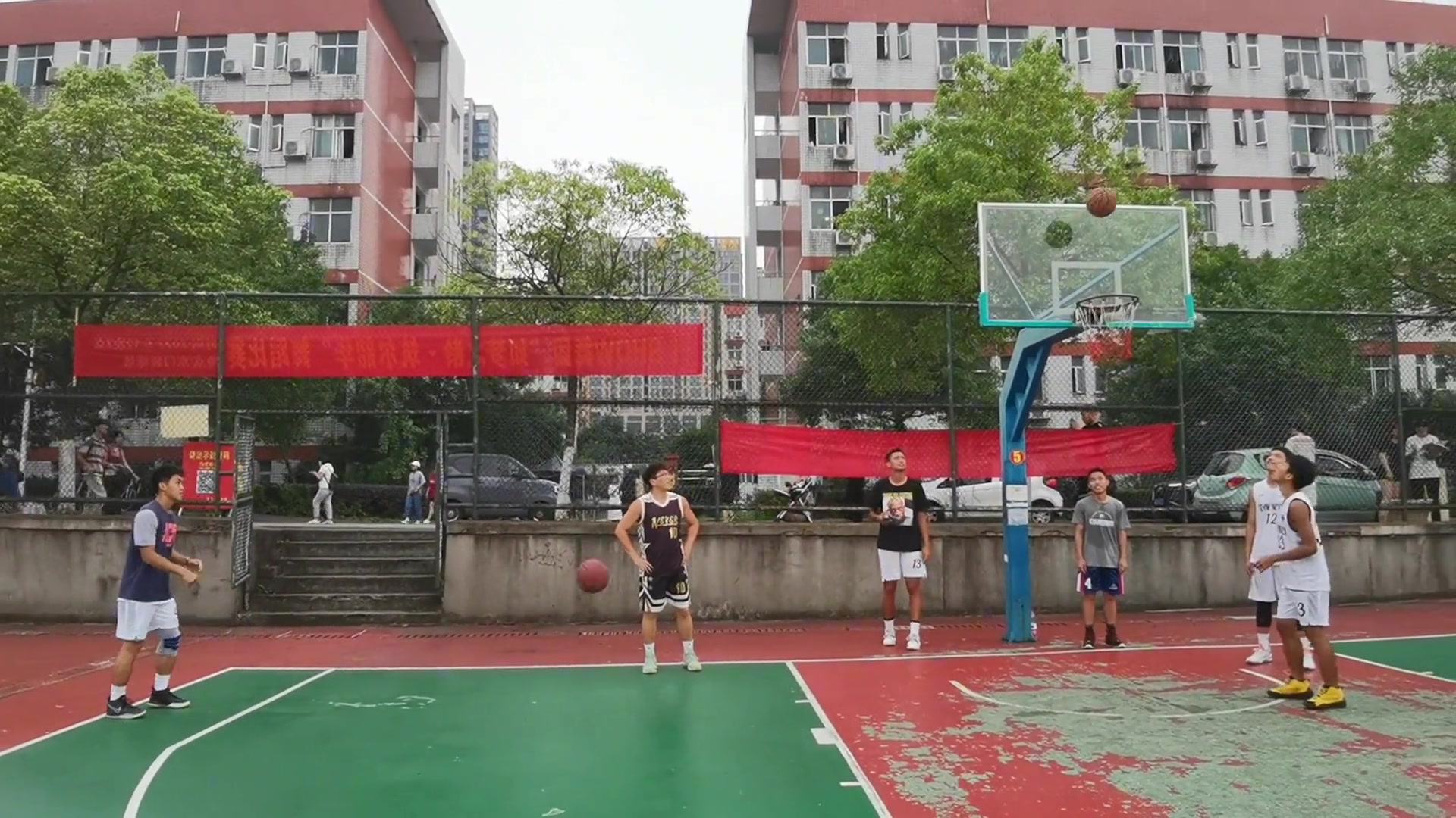 小伙玩转三分大赛！这姿势又帅又准！