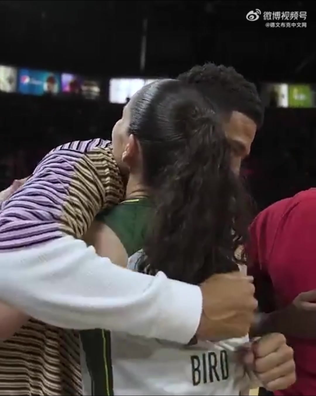 传奇谢幕！WNBA名将苏-伯德赛后与布克、特雷杨等NBA球星拥抱