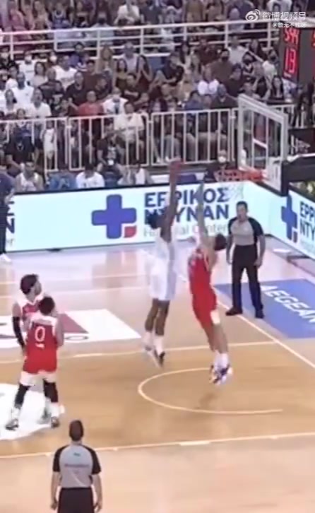 字母哥一家天赋太变态了！字母弟在国际赛上也是各种不讲理的暴扣