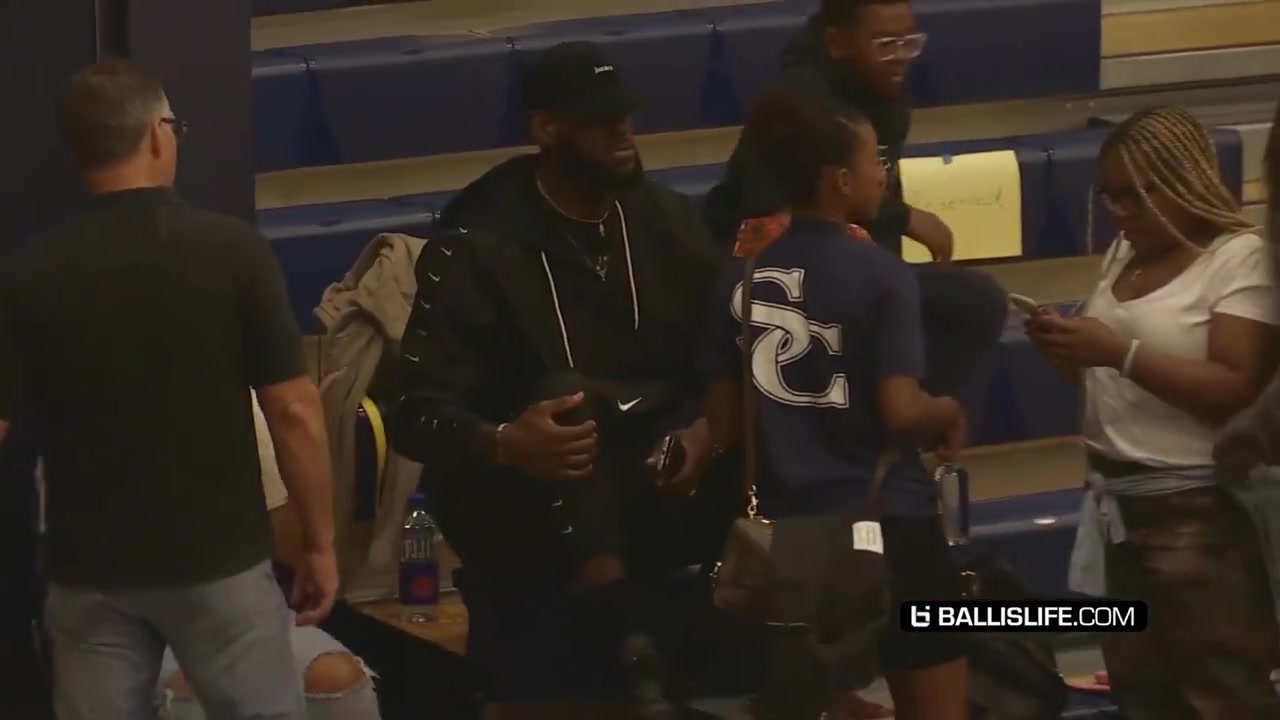 余家豪曾与詹姆斯&韦德的儿子布朗尼&扎伊尔在中学当过队友！