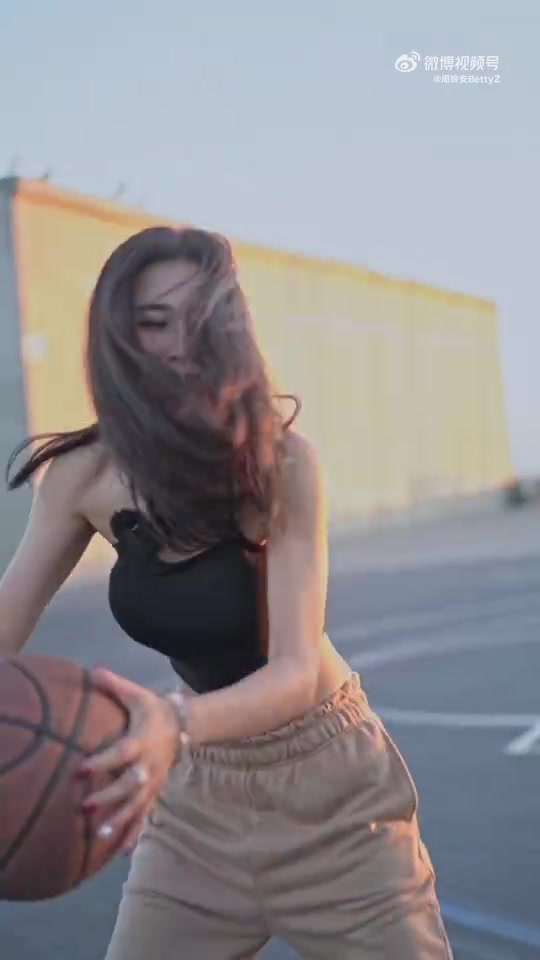 周玲安晒在著名的威尼斯街头篮球场打球视频 竟遇“球霸”？