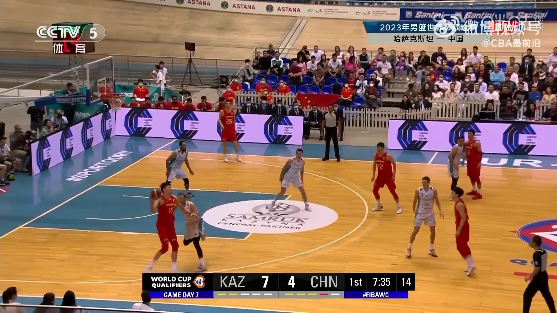 周琦开场打的极为强硬，对手只能用犯规来阻止周琦得分