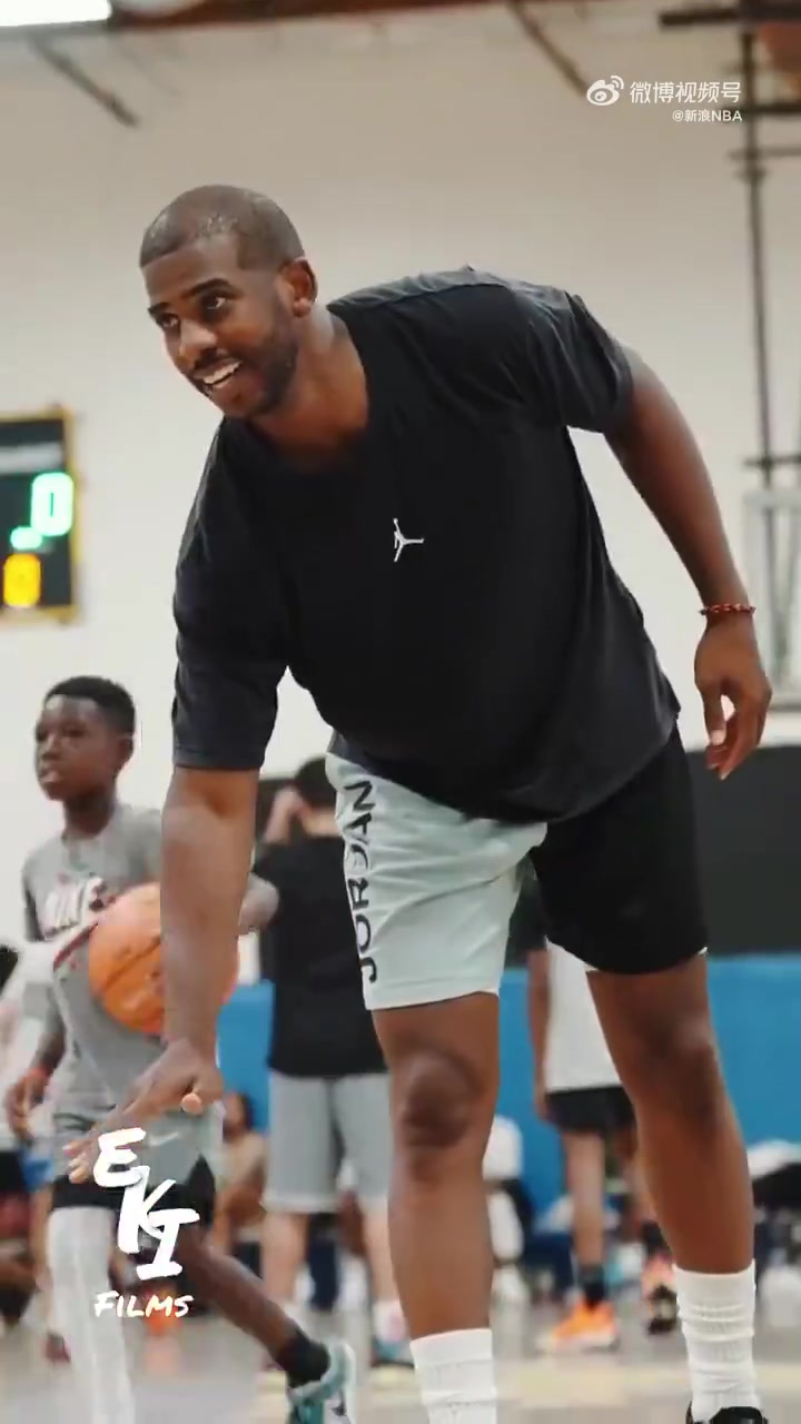 ！保罗对小朋友释放“无限嘲讽”技能：Too Small