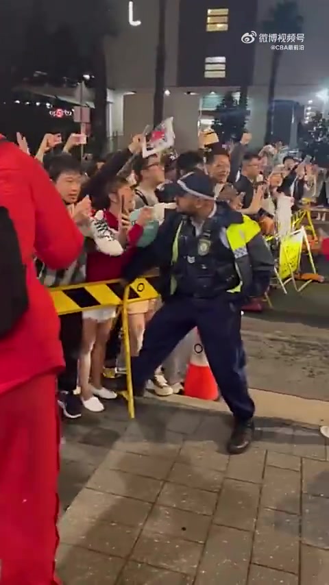 赛后大批中国球迷在酒店门口等候，为中国女篮欢呼！