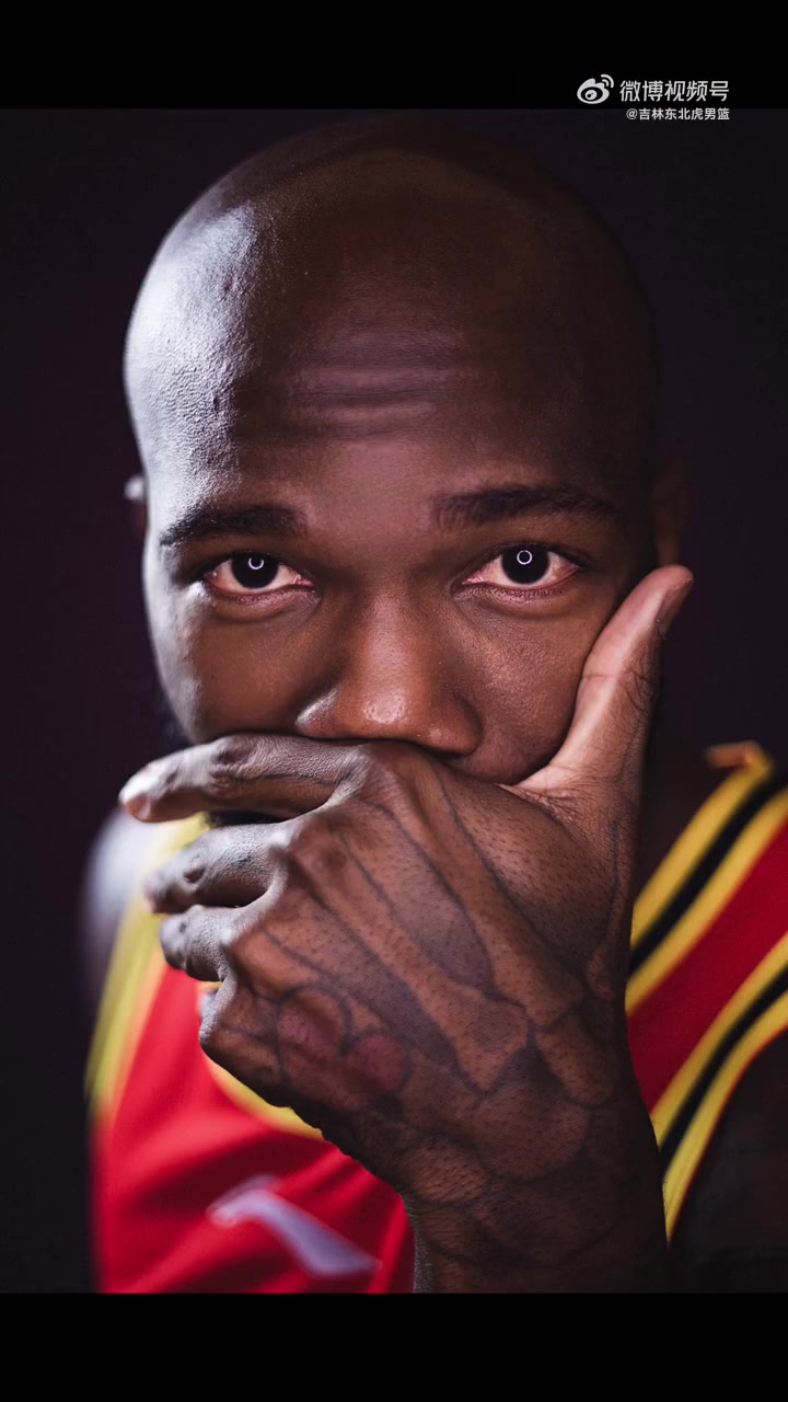 精致BOY请回答琼斯拿了梳子在干啥